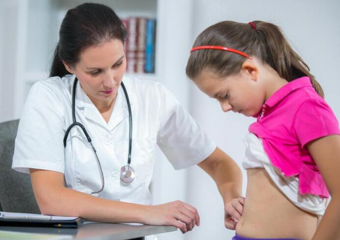 A child suspected of being invaded by a worm appointed by a doctor